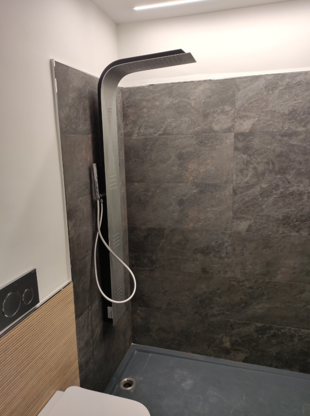 Ristrutturazione bagno moderno con rivestimenti in gres