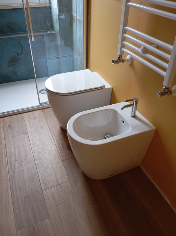 Bagno nuovo con sanitari sospesi