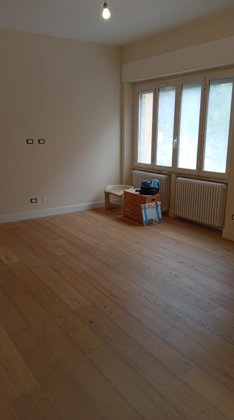 Camera con parquet dopo ristrutturazione completa