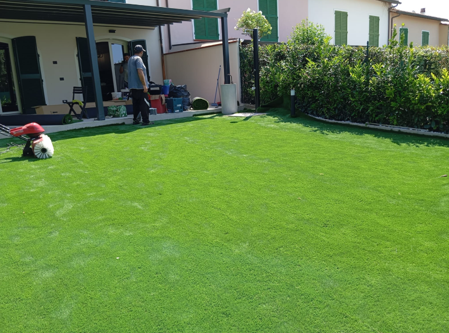 Sistemazione esterni e giardino con prato