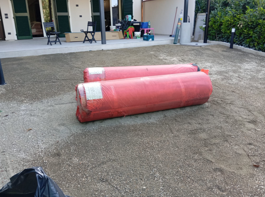Giardino prima, terreno preparato con i rotoli di prato
