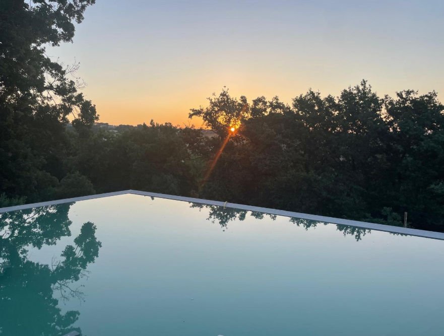 Piscina a sfioro al tramonto